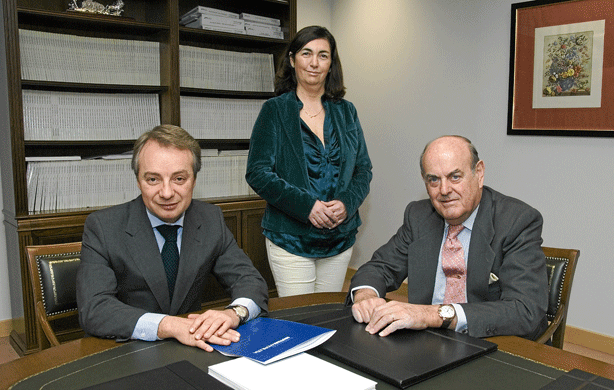 Lorenzo Cooklin, director general de la Fundación Mutua Madrileña; Cristina Grávalos y Hernán Cortés-Funes, coordinadora científica y presidente de Oncosur, respectivamente. 