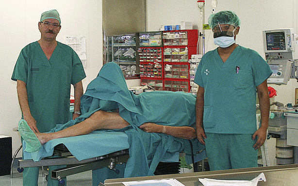 Alejandro Lizaur (a la izquierda), del Hospital General de Elda, en el quirófano. 