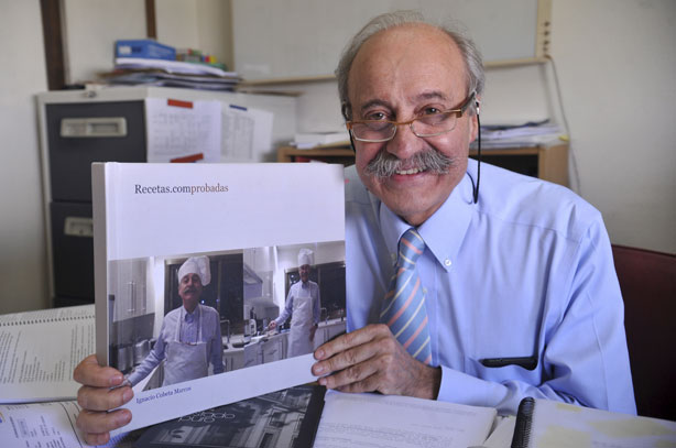 Ignacio Cobeta, con uno de sus libros de recetas: Recetas.comprobadas. 