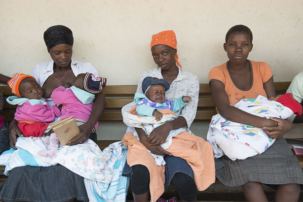 Madres zimbabueneses esperando consulta para recibir el tratamiento. 