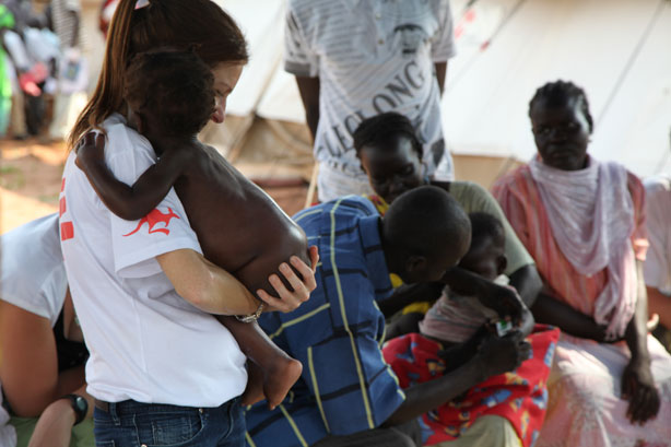 Una enfermera de Médicos Sin Fronteras abraza a un niño en el programa de Alimentación Terapéutica Intensiva en el campo de refugiados de Yida, Sudán del Sur. 