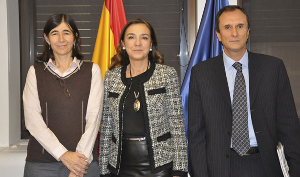 María Blasco, Carmen Vela y Joaquín Arenas, director general del Carlos III, tras la presentación del plan. 