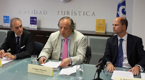 José Alberto Echevarría, Miguel Mirones e Íñigo Valcaneras, ayer en Madrid. 