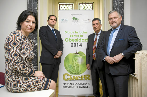 Purificación Martínez, Pedro Pérez , Manuel Puig y Felipe Casanueva, durante la rueda de prensa con motivo del Día de la Lucha contra la Obesidad 2014, cuyo lema es Prevenir la obesidad previene el cáncer. 