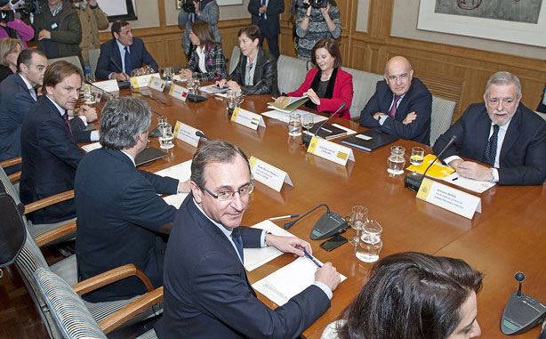 Alfonso Alonso, Rubén Moreno, Javier Castrodeza, junto a consejeros autonómicos y Antonio Beteta 