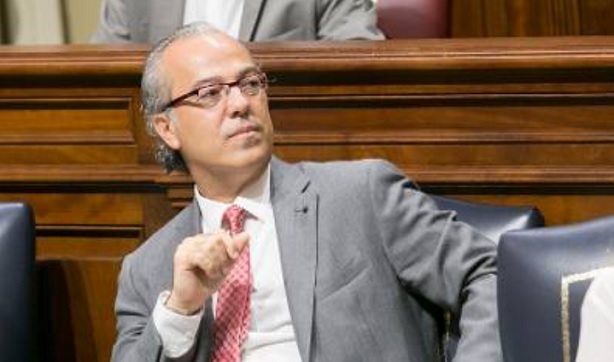 Jesús Morera, consejero de Sanidad canario, en el Parlamento autonómico tras la aprobación del nuevo Plan de Salud de la comunidad. 
