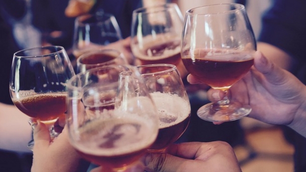 La unidad de bebida estándar de alcohol en España equivale a 10 gramos de alcohol (o un vaso de vino de 100 ml; 300 ml de cerveza, o 30 ml de licor). 