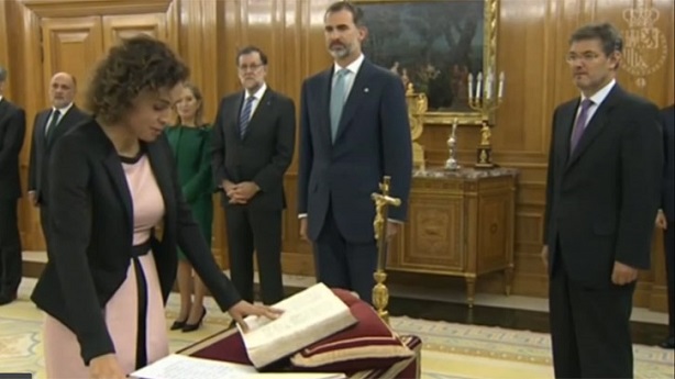 Dolors Montserrat, ministra de Sanidad, jura el cargo este viernes ante el rey y el presidente del Gobierno, Mariano Rajoy. 