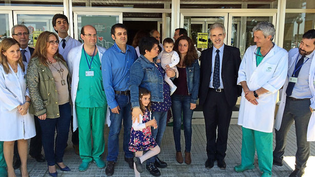 La pequeña paciente con su familia, flanqueada por el responsable del trasplante, Javier Briceño (izda.), del Hospital Reina Sofía de Córdoba. 