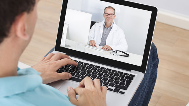 Teleconsulta con un médico mediante un ordenador portátil 