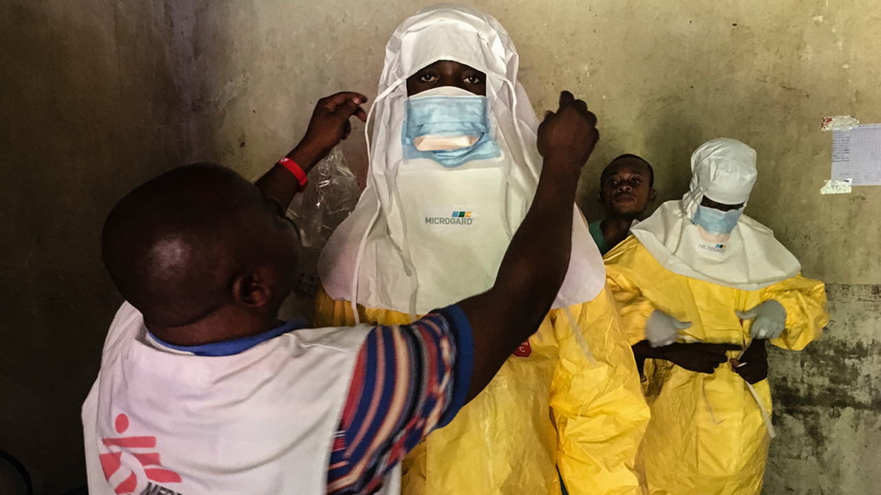 Equipo médico vistiéndose con el equipo de protección individual en el Centro de Tratamiento del Ébola , en Bikoro, RDC.