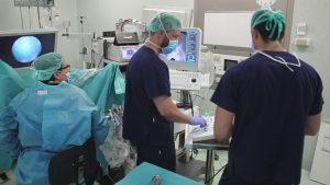 Un grupo quirÃºrgico de la Unidad de PrÃ³stata del Servicio de UrologÃa del Hospital QuirÃ³nsalud Barcelona durante una hidroablaciÃ³n prostÃ¡tica robÃ³tica.