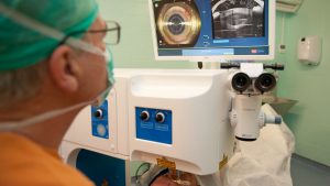 Un oftalmÃ³logo del Un oftalmÃ³logo del Hospital Bellvitge con un lÃ¡ser femtosegundo.Bellvitge 