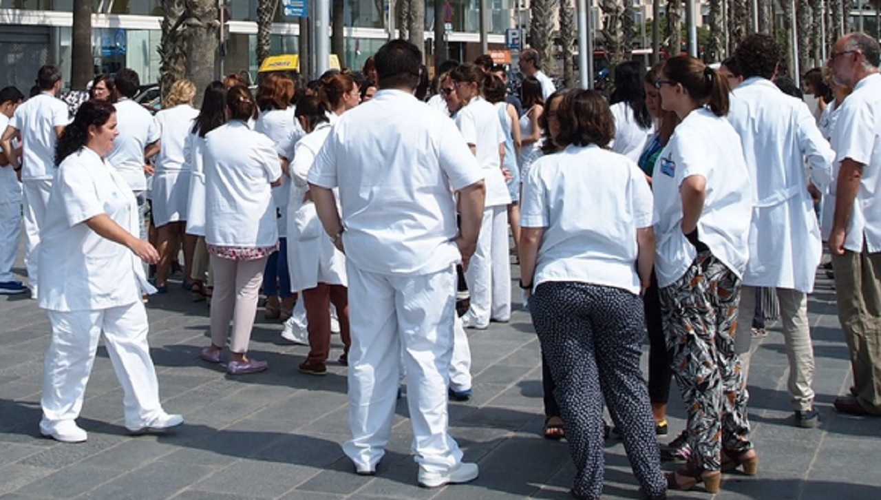 Concentración de profesionales sanitarios este viernes frente al Hospital del Mar, en commemoración del primer año de los atentados del 17A 