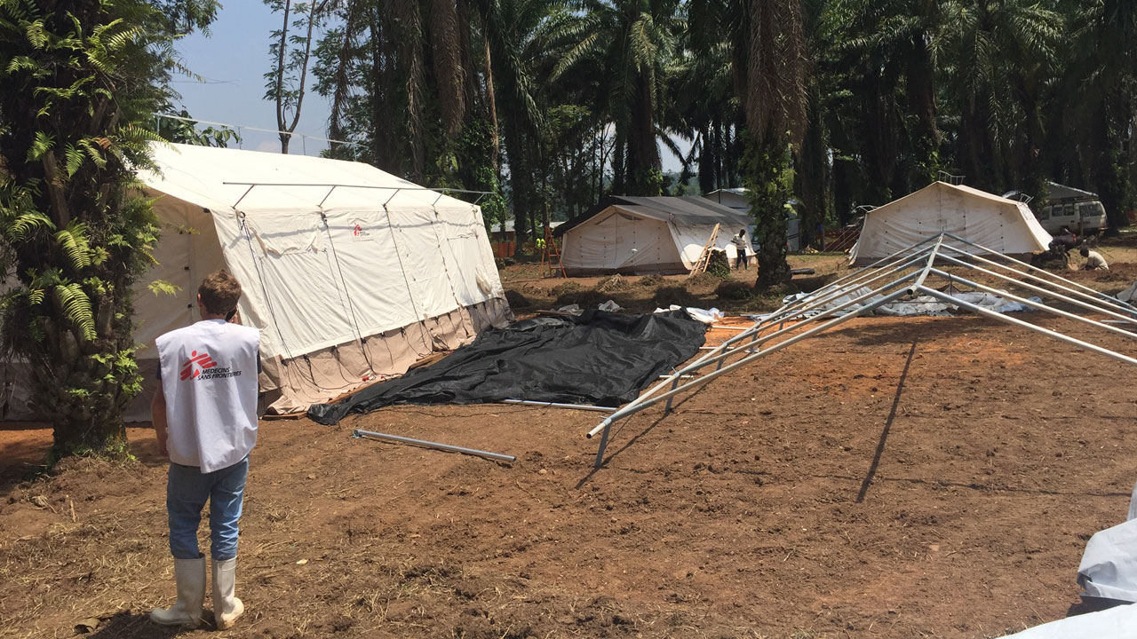 MSF ha construido una unidad de tratamiento del Ã‰bola en Mangina, en RDC, epicentro del brote, con 30 camas de aislamiento. La ONG tambiÃ©n se ha encargado de la construcciÃ³n de otra unidad en Beni. 