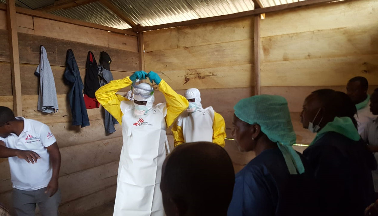 MSF Francia ha comenzado su intervenciÃ³n, con la autorizaciÃ³n del Ministerio de Salud de RDC, para la respuesta al brote de Ã‰bola en Kivu del Norte. Los equipos han comenzado a poner en marcha centros de tratamientoen Mangina Y Beni y estÃ¡n ofreciendo formaciÃ³n y apoyo a los centros de salud de la zona para ayudar a prevenir la expansiÃ³n del Ã‰bola. 