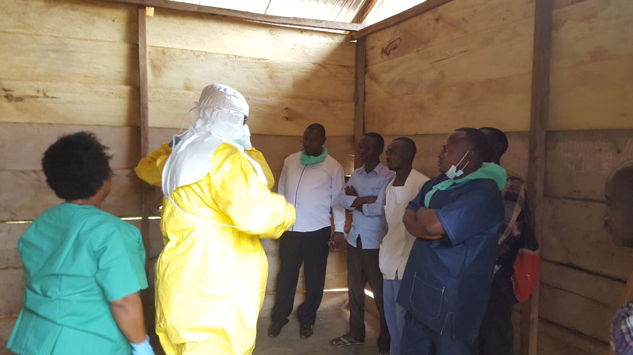 El personal de MSF Francia está formando a los sanitarios de la zona en el correcto control y prevención de la expansión del Ébola. 