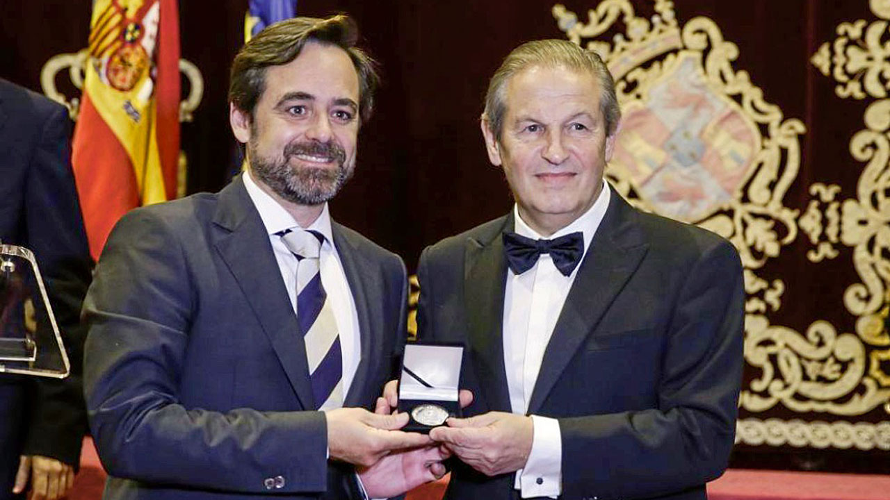 Manuel Romero, a la izquierda, recibe el galardón de manos de Alfredo Machín, presidente del Foro Europeo Cum Laude. 