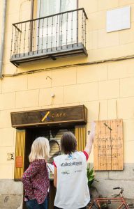 Iniciativa 'Calles en Blanco' en Madrid para concienciar a la población sobre el Alzheimer en el Día Mundial de la patología