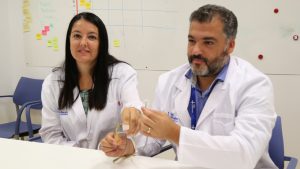 Luis Castro y Marta Allué, del Servicio de Urología del Valle de Hebrón, en Barcelona.