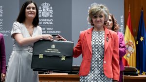 La exministra Carmen MontÃ³n entrega la cartera del Ministerio de Sanidad a MarÃa Luisa Carcedo, quien la sucede en el cargo.