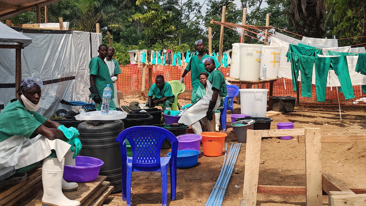 Trabajadores del centro de tratamiento de Ébola de MSF, en Mangina, lavan los uniformes que se utilizan debajo del equipo de protección individual (EPI). Algunas partes del EPI se destruyen tras su utilización, pero otras como las botas y las gafas pueden desinfectarse y reutilizarse.