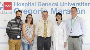 Los hematÃ³logos JosÃ© Luis DÃez-MartÃn y Mi Kwon, junto con el resto del grupo de investigaciÃ³n del Hospital Gregorio MaraÃ±Ã³n.