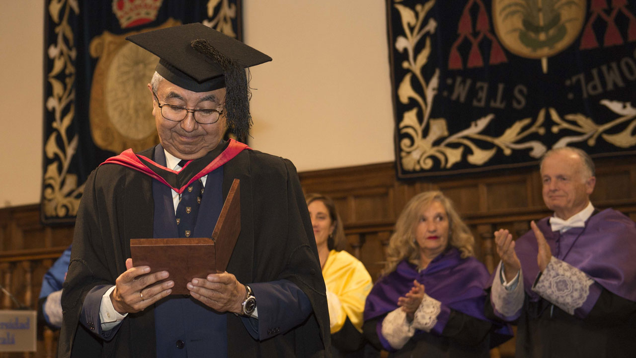 El catedrático de Cambridge Germán Berríos recibe la medalla de Maestro de la VII Lección Magistral Andrés Laguna. 