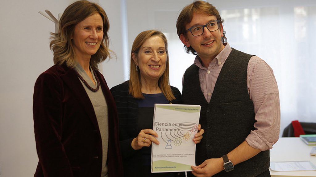 Ana Pastor, en el centro, con Cristina Garmendia, presidenta de Cotec y exministra de Ciencia, y Andreu Climent, coordinador de Ciencia en el Parlamento