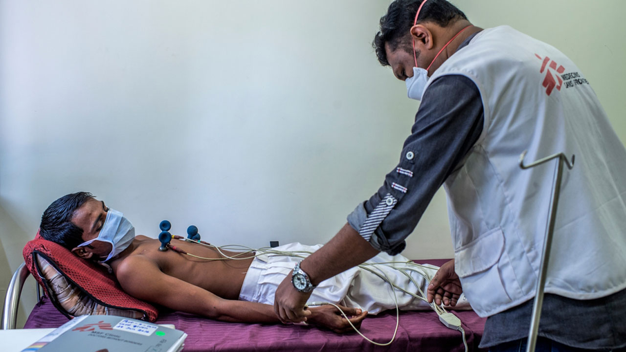 Un enfermero de MSF realiza un ECG en un paciente con tuberculosis extremadamente resistente en Bombay, India.