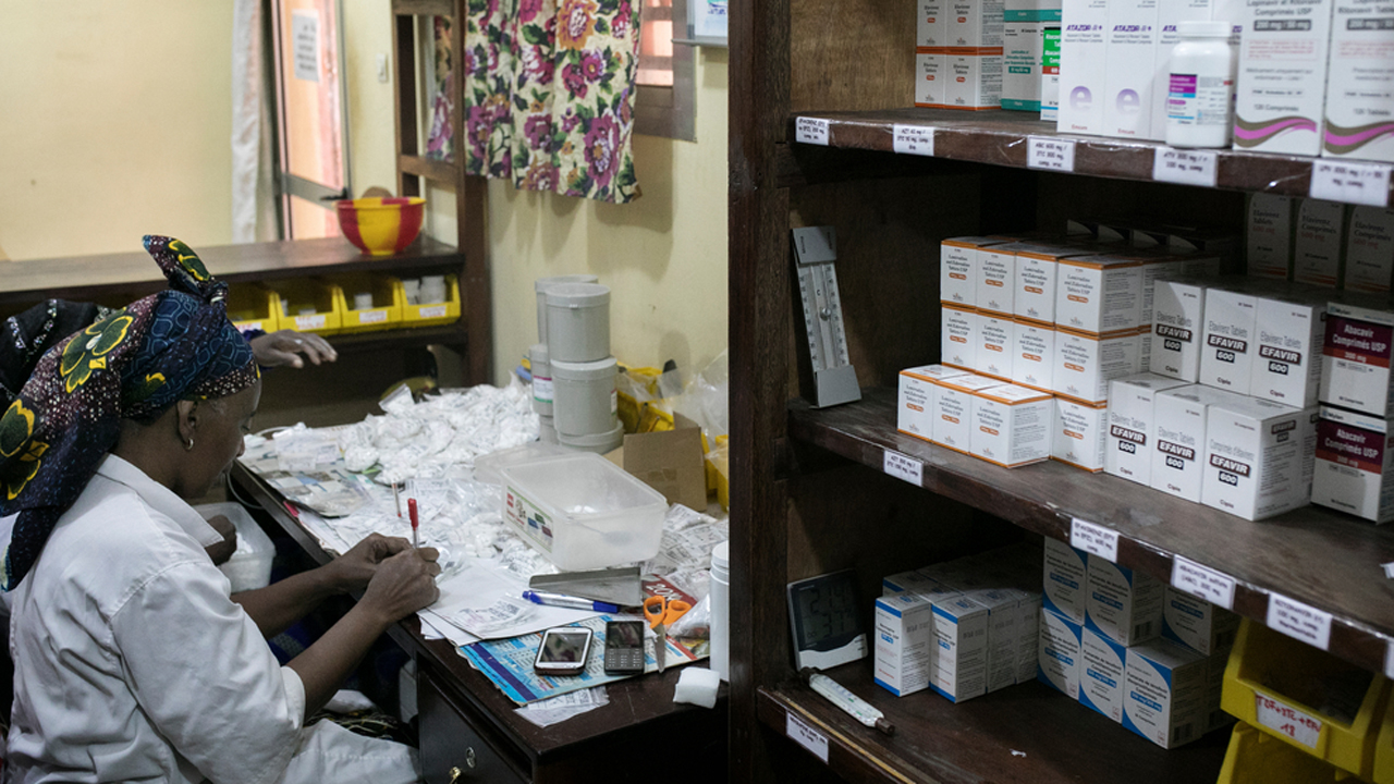 Suministros de antirretrovirales en la farmacia apoyada por MSF en el Centro de Salud de Matam, en Conackry, Guinea.