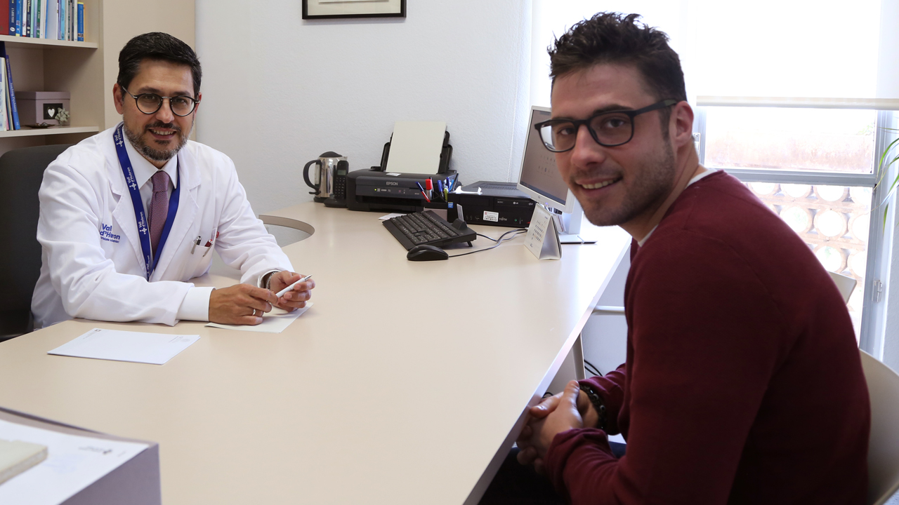 Josep Antoni Ramos Quiroga en la consulta con un paciente.