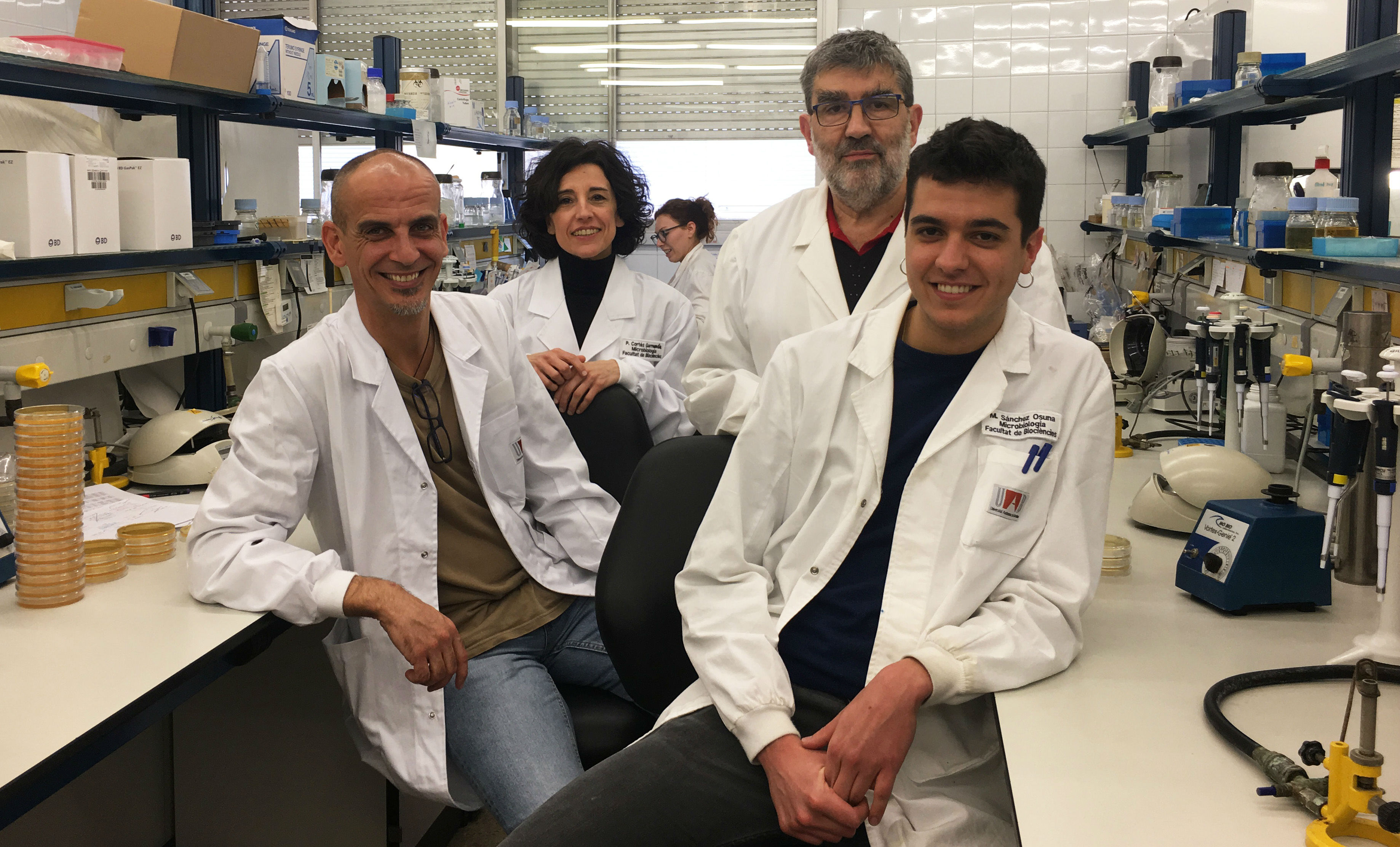 El equipo de investigadores que ha realizado el estudio: Ivan Erill, Pilar Cortés, Jordi Barbé y Miquel Sánchez-Osuna. 