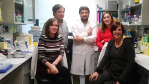 De izquierda a derecha, los investigadores Laura López-Molina, Jordi Alberch, Albert Giralt, Anna Sancho-Balsells y Silvia Ginés.