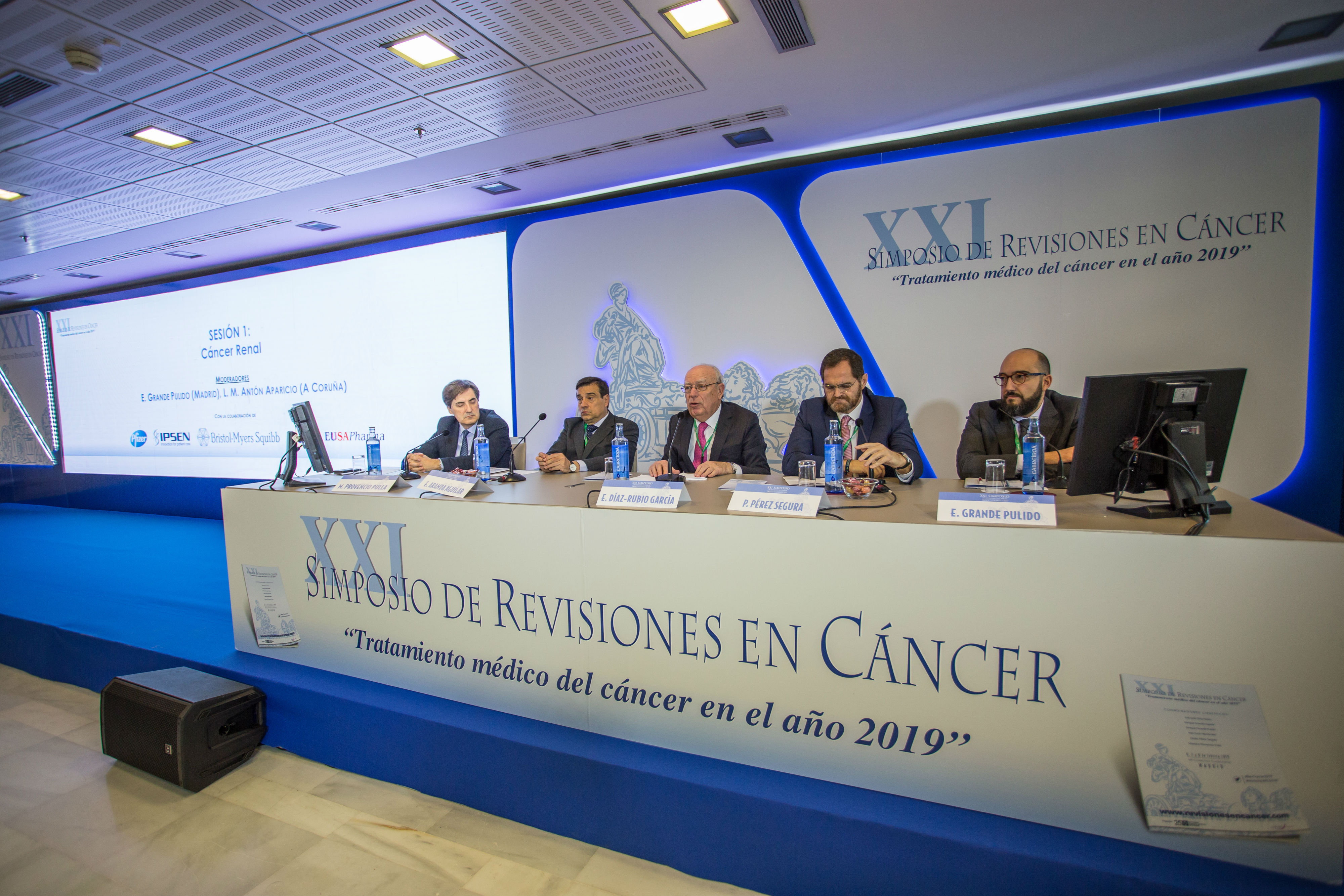 Los oncólogos Mariano Provencia, Enrique Aranda, Eduardo Díaz Rubio, Pedro Pérez Segura y Enrique Grande, en la apertura del simposio sobre cáncer. 