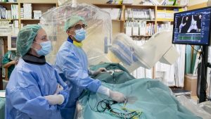El equipo de Felipe Atienza en un procedimiento intervencionista en el Hospital Gregorio Marañón, de Madrid. 