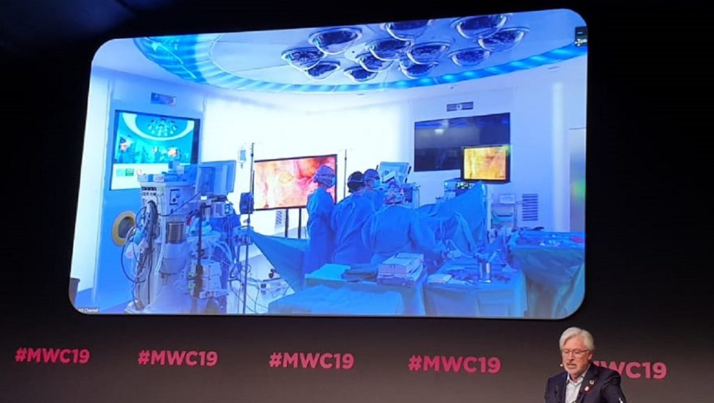 Imagen en directo desde el Mobile World Congress de la primera cirugía con 5G, realizada en el Hospital Clínico de Barcelona y retransmitida de forma simultánea con las indicaciones de Antonio De Lacy.