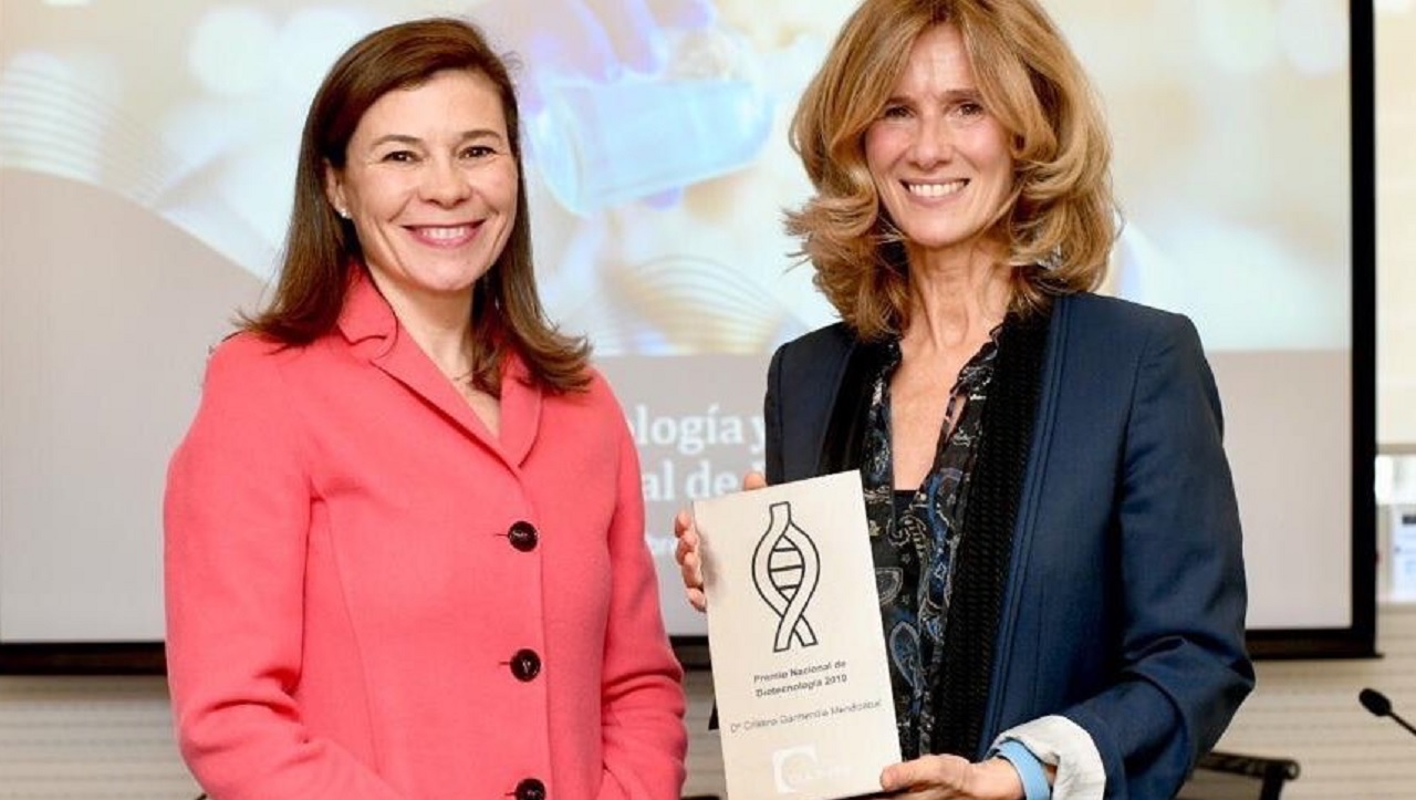 Pilar Menor (DLA Piper) y Cristina Garmendia, ganadora del Premio Nacional de Biotecnología, este jueves en el IX Foro de Capital Riesgo y Biotecnología.