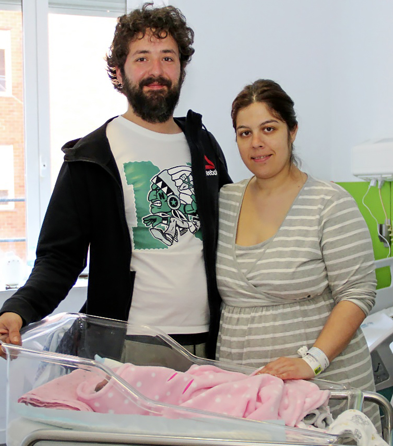 Francisco Javier López e Inmaculada Alcántara, padres de una niña prematura, que participará en el programa de ingreso domiciliario.