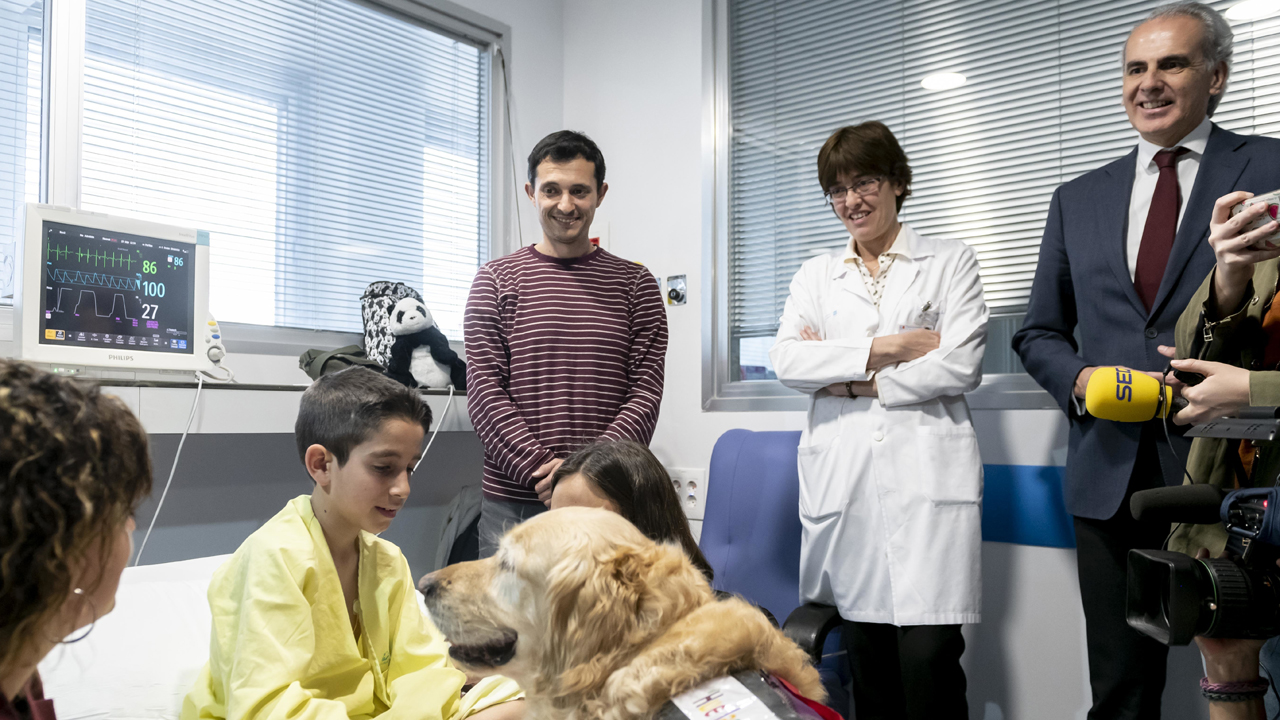 El consejero de Sanidad de la Comunidad de Madrid, Enrique Ruiz Escudero, asiste a la presentaciÃ³n del proyecto 'Huellas de Colores' de terapia asistida con animales en la UCI PediÃ¡trica del 12 de Octubre.