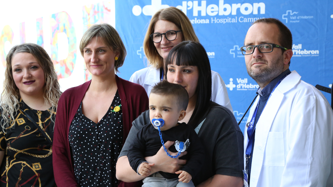 Derek y sus dos madres con los médicos Cristina Díaz de Heredia y Pere Soler, y la consejera de Salud de Cataluña, Alba Vergés.