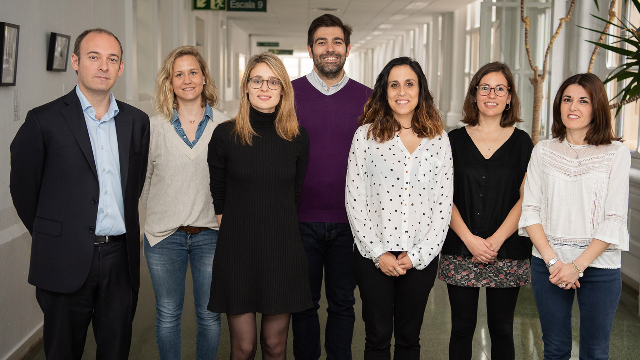 Aleix Prat, a la izquierda, con el equipo de investigadores del Clínico-Idibaps, en Barcelona, que han participado en el estudio. 