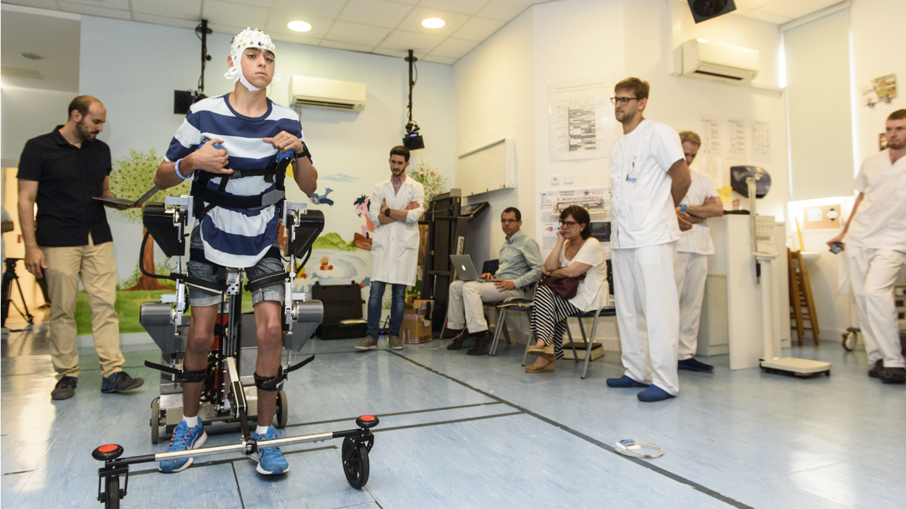 Miguel, de 15 años, paciente con parálisis cerebral, prueba el exoesqueleto diseñado por el CSIC y el Niño Jesús.