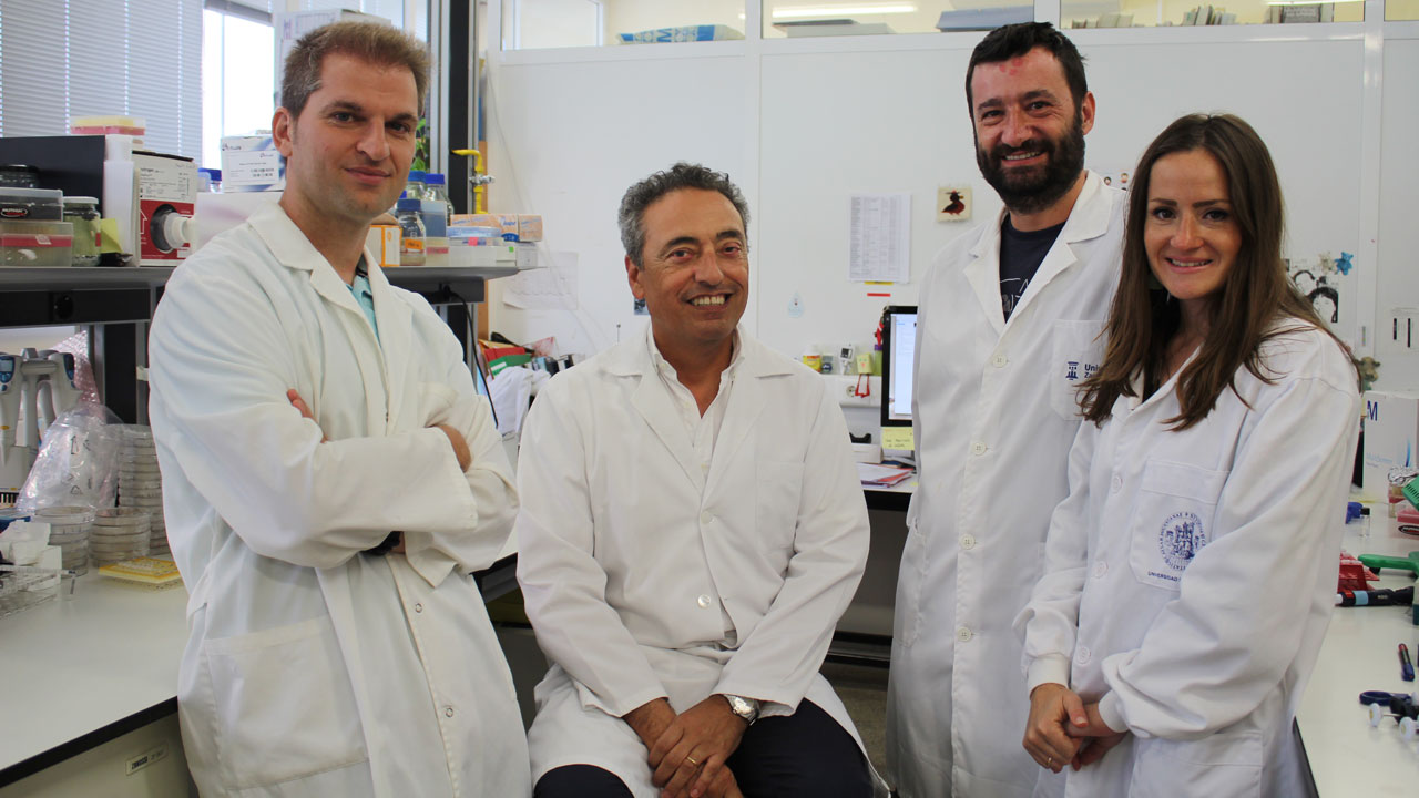 Carlos MartÃn, investigador principal del Proyecto Vacuna Tuberculosis de la Universidad de Zaragoza junto a sus compaÃ±eros JesÃºs Gonzalo, Nacho AguilÃ³ y Dessislava Marinova