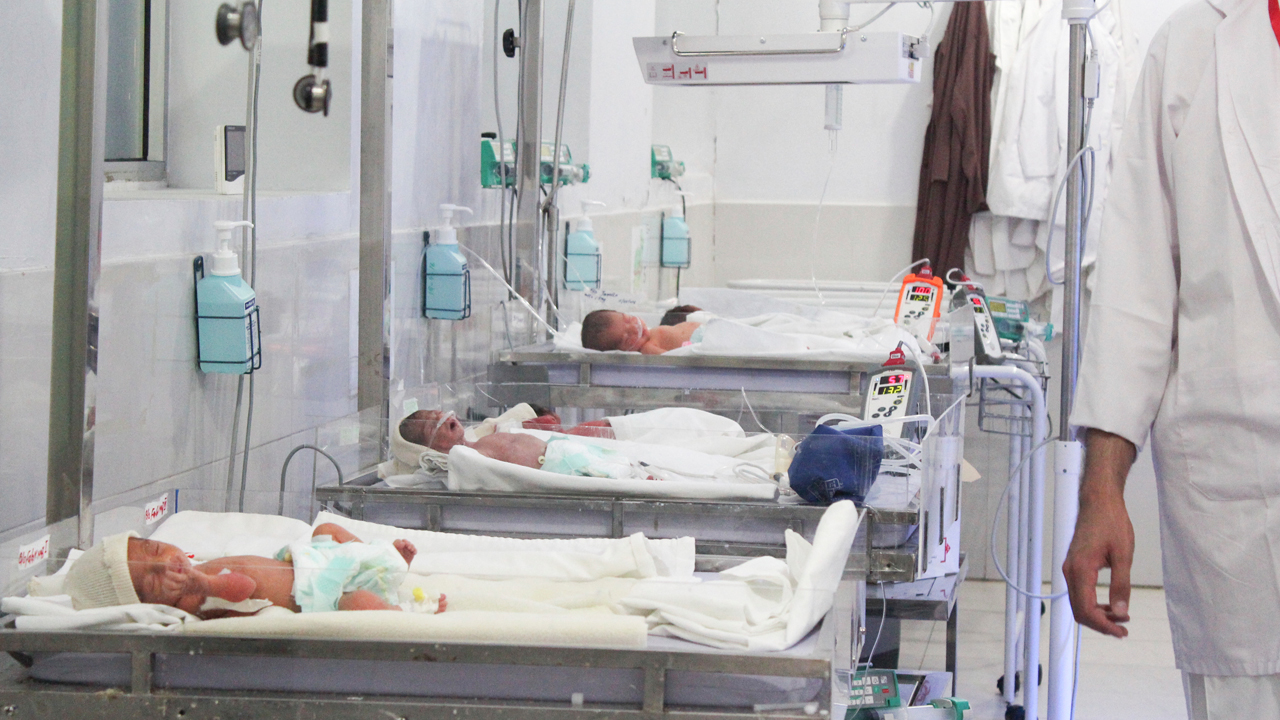 Neonatos en un hospital de Pakistán 