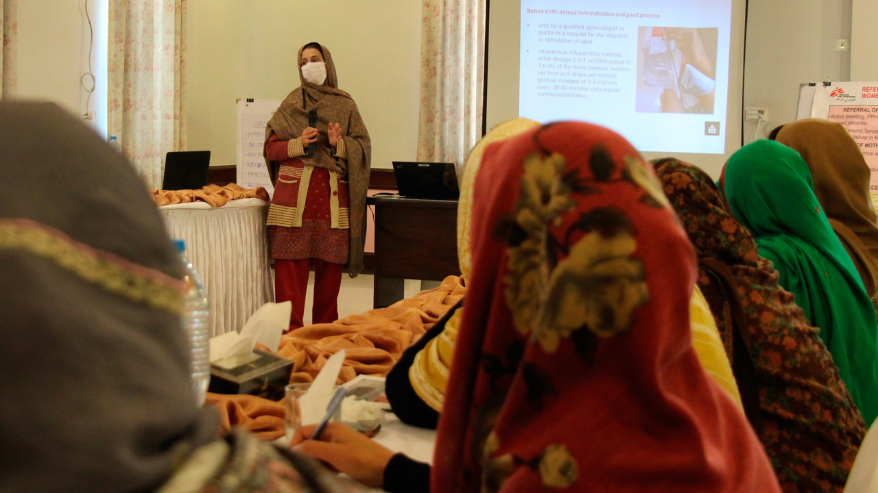 Un momento del programa de formaciÃ³n piloto dirigido a matronas, mÃ©dicos y trabajadores del Ministerio de Salud de PakistÃ¡n sobre los peligros del uso indebido de la oxitocina. 