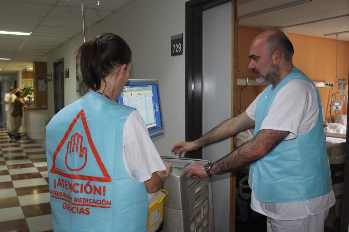 Los chalecos de seguridad, una de las medidas más visibles del proyecto del Hospital General de Alicante. 
