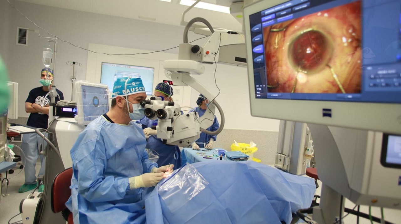 Momento de una operación de cirugía ocular. 