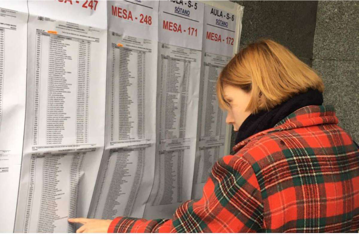 Una estudiante consulta las listas para hacer el examen EIR 2020. 