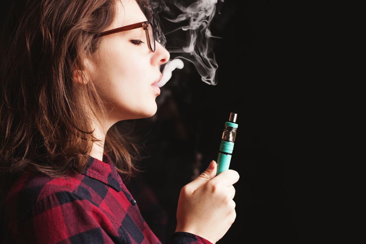 El vapeo y el uso de cigarrillos electrónicos se ha extendido entre los jóvenes.